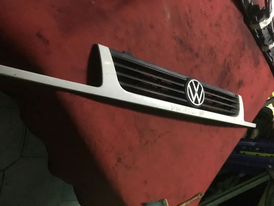 GRELHA VOLKSWAGEN POLO COM SIMBOLO