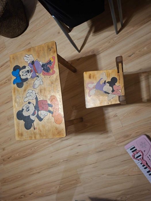 Sprzedam stoliczek i krzesełko Myszki Miki i Minnie dla dzieci 0-7lat.