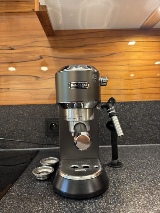 Ekspres ciśnieniowy DeLonghi Dedica EC685