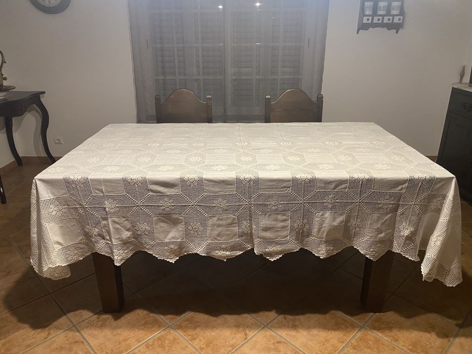 Toalha de mesa de crochet e linho, 190 x 260 cm. Nova.