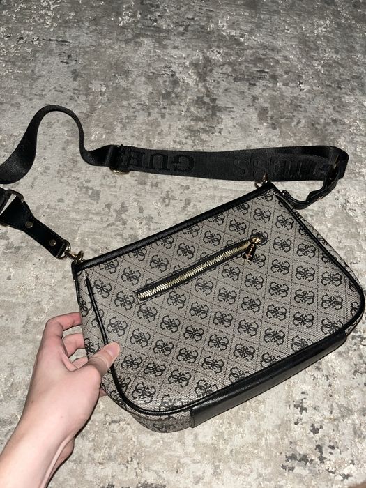 Сумка Guess.