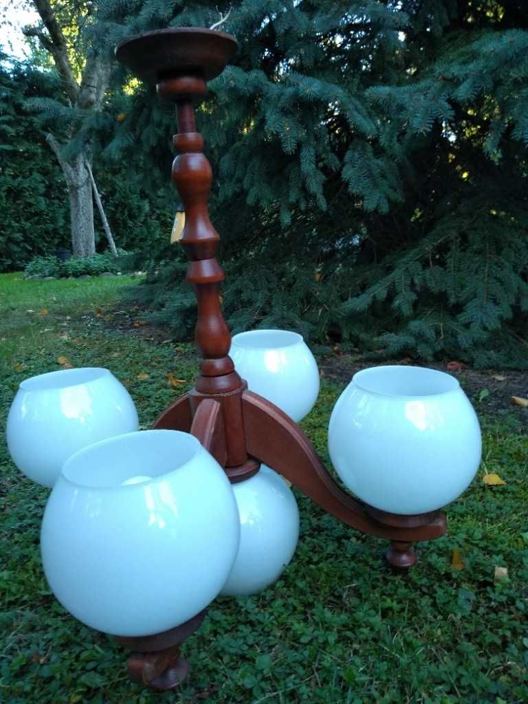 lampa sufitowa drewniana 5 białych kloszy