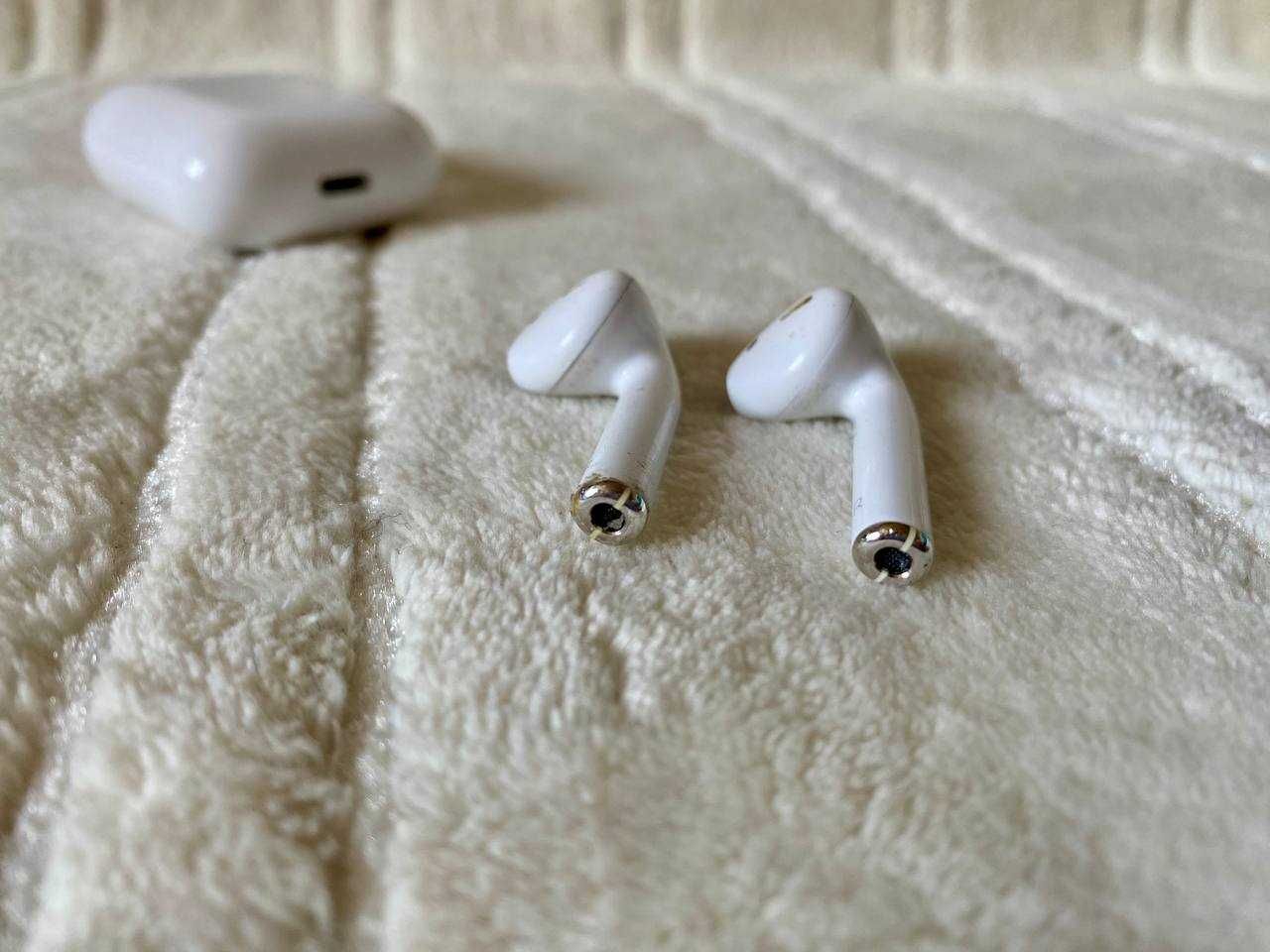 Кейс навушників Apple airpods case і два правих навушника