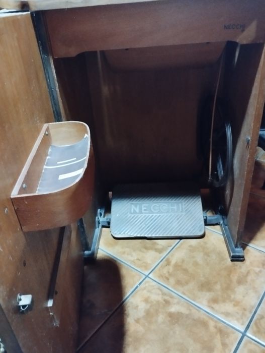 Máquina de costura, antiga , marca Necchi