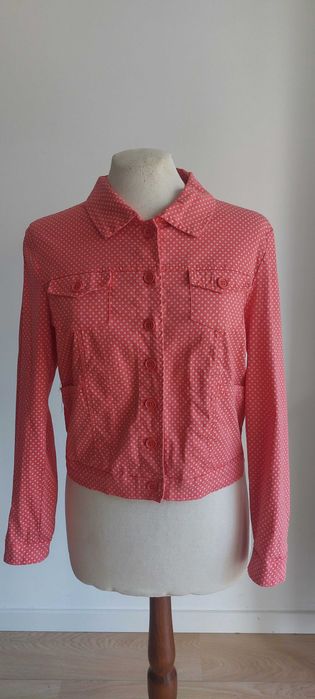 Casaco vermelho às bolinhas brancas
