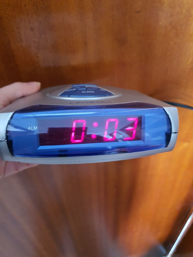 Relógio despertador com rádio