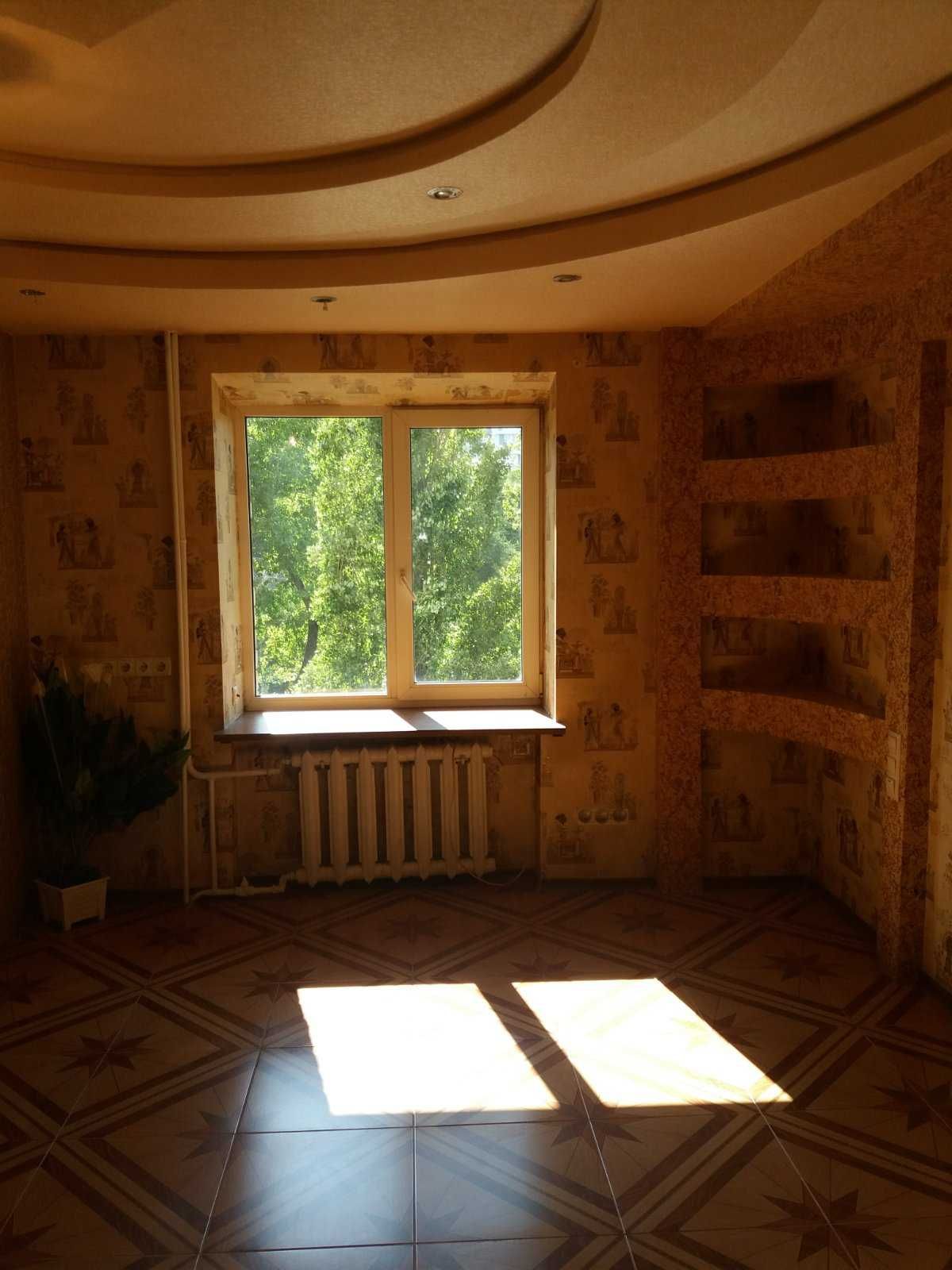 Срочно продам нестандартную 3-х комнатную квартиру в Приднепровске.