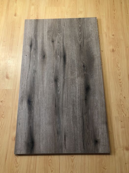 Столешниця в гарному стані.