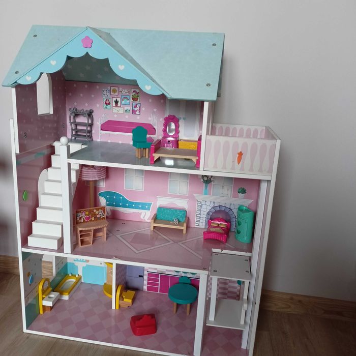 Drewniany domek dla dziewczynek