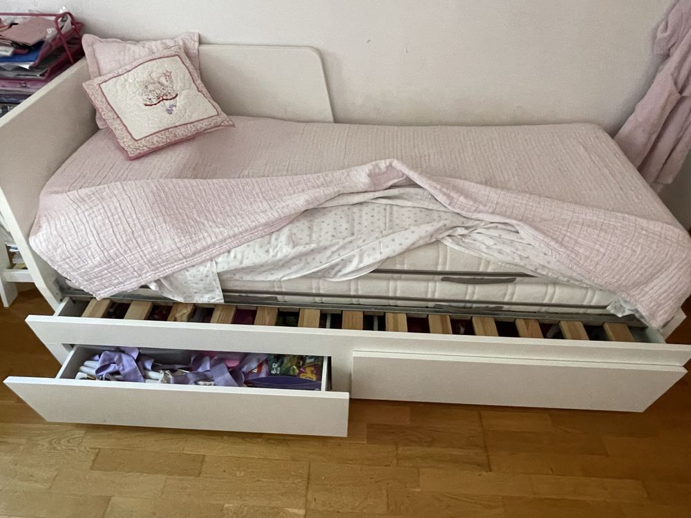 Cama ikea com 2 colchões e gavetas