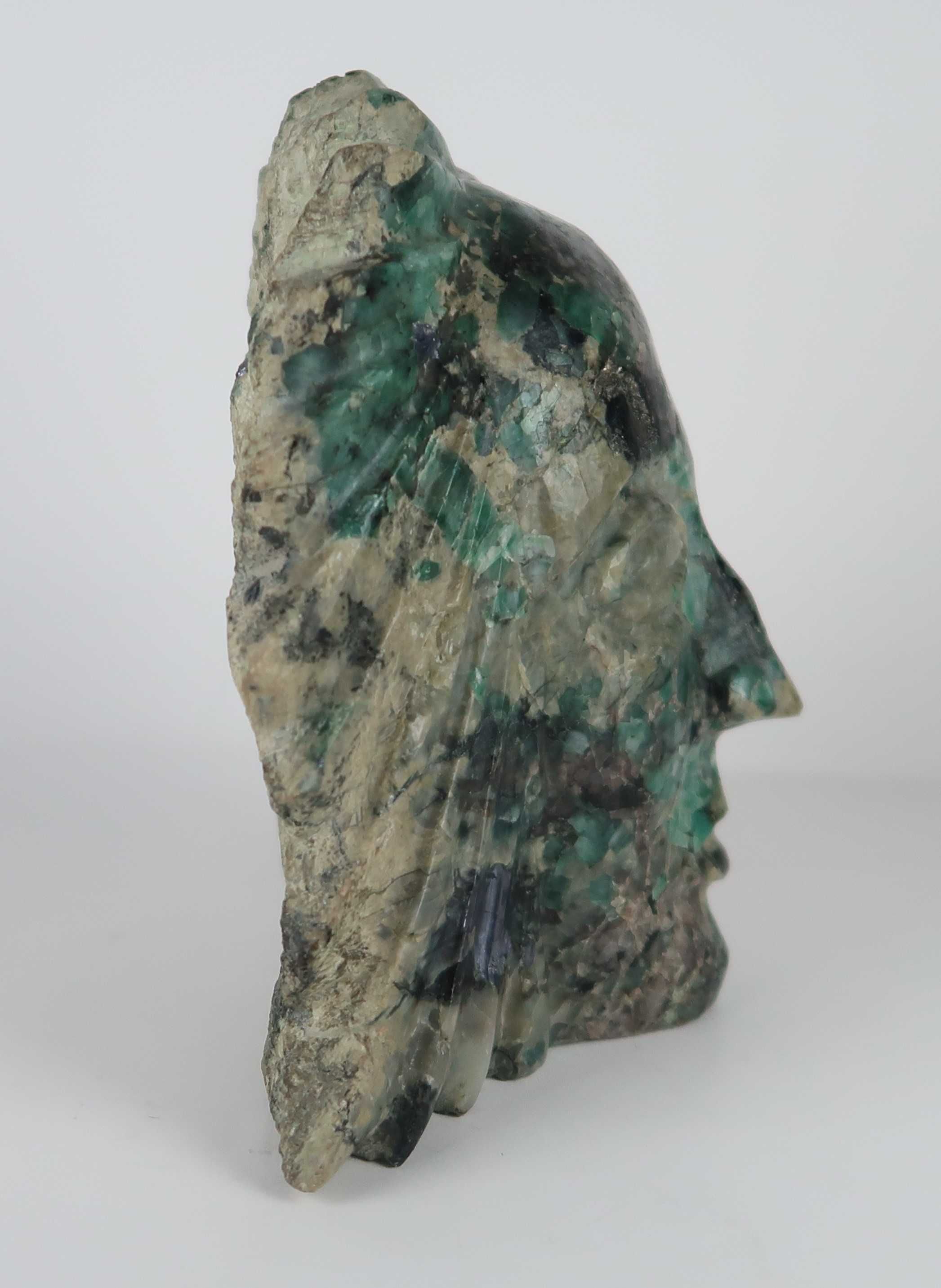 Escultura de face de Índio em pedra