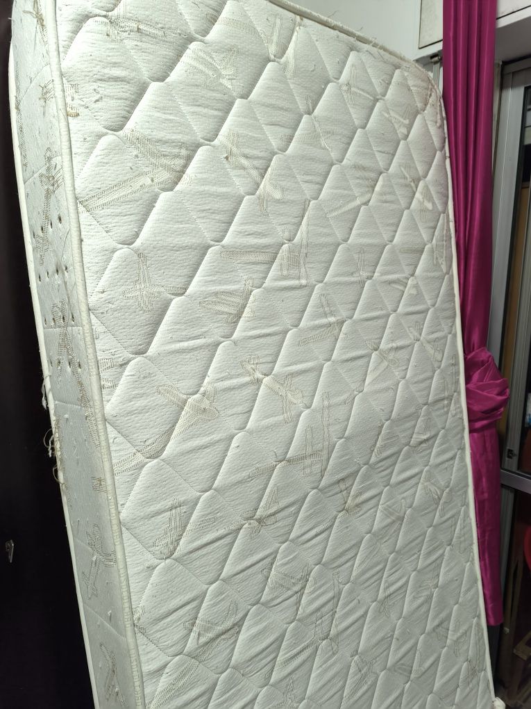 Cama de solteiro com colchão