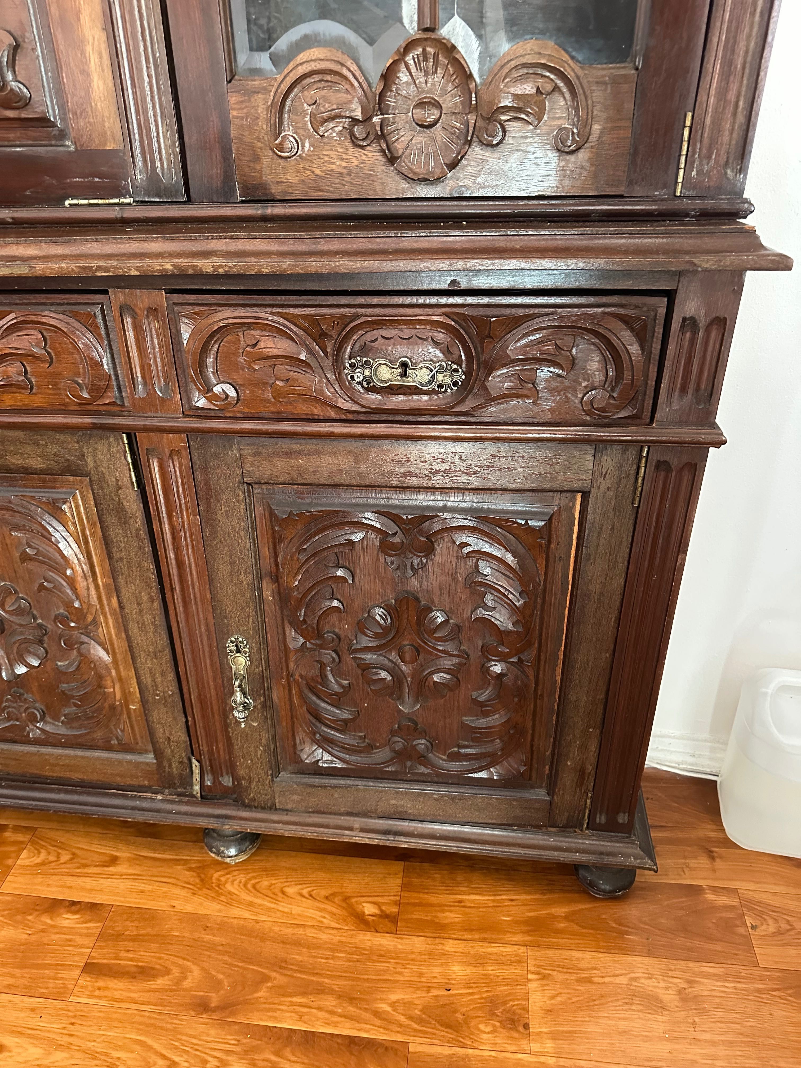 Móvel de Sala antigo em madeira maciça (carvalho) com bar e vitrine