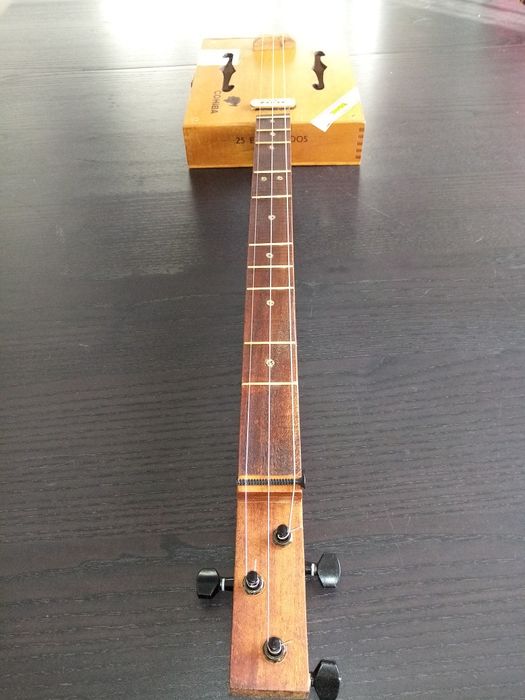 Cigar box guitar
