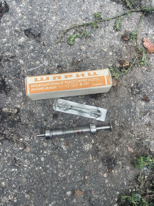 Продам скляний шприц ссср