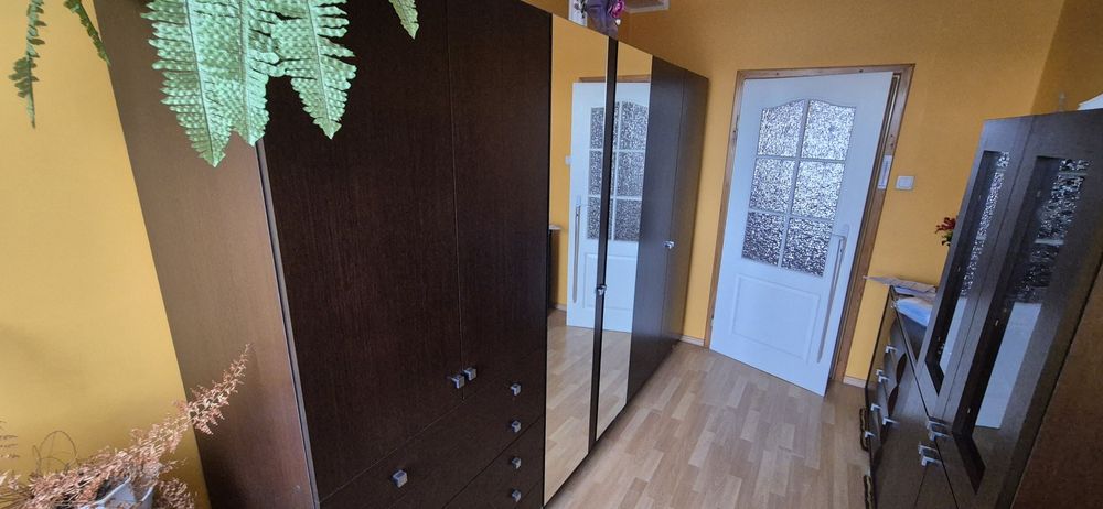 Szafa duża z lustrem i szufladami