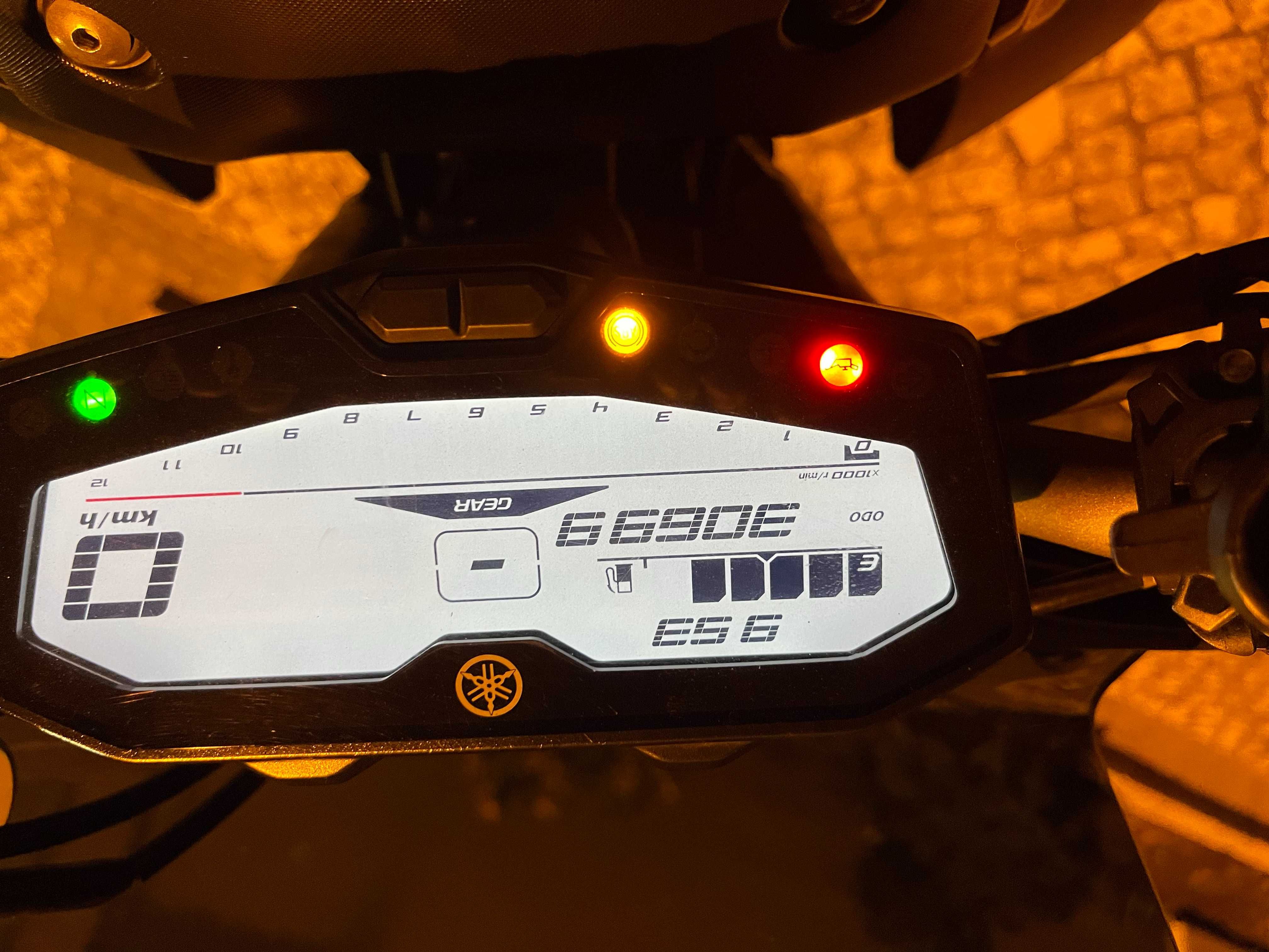 Yamaha MT 700 cor vermelha