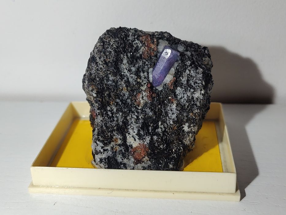 Szafir z granatami na granicie - Madagaskar (minerał)