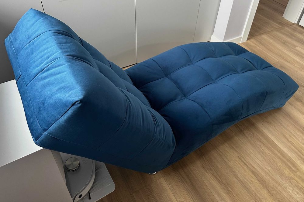 Stylowy niebieski szezlong Witek Home – stan jak nowy!