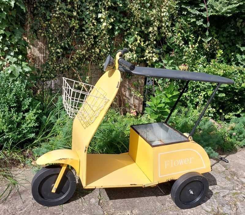 Kwietnik skuter Vespa dekoracja ogrodowa