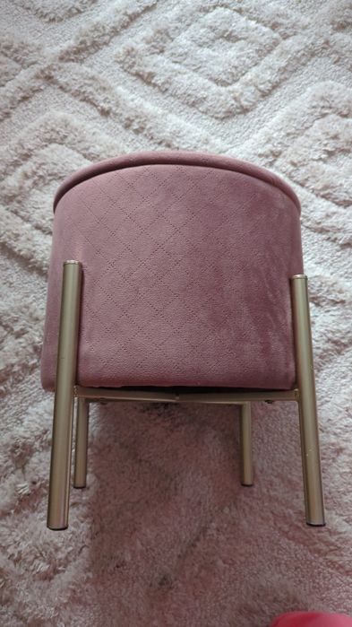 Różowa pufa pojemnik na nóżkach Pepco