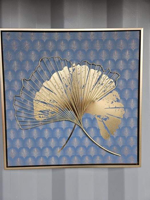 Obraz Złote liście na turkusie złota rama