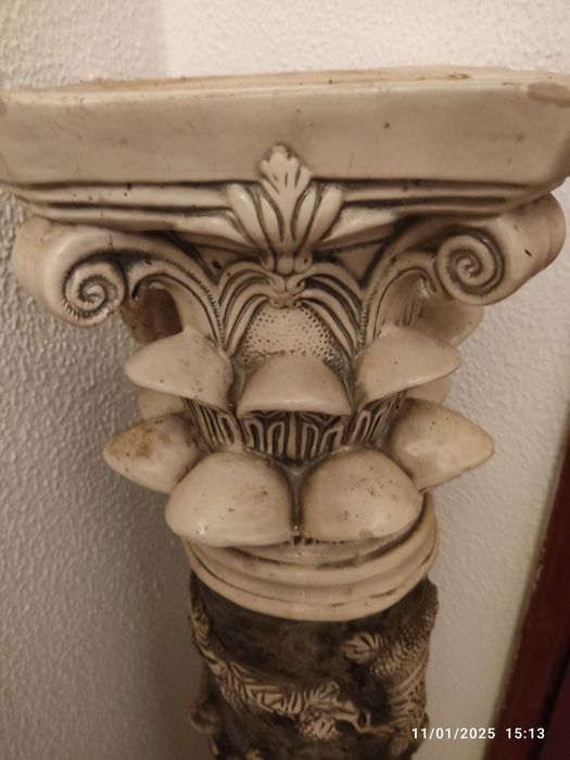 Coluna artesanal decorativa