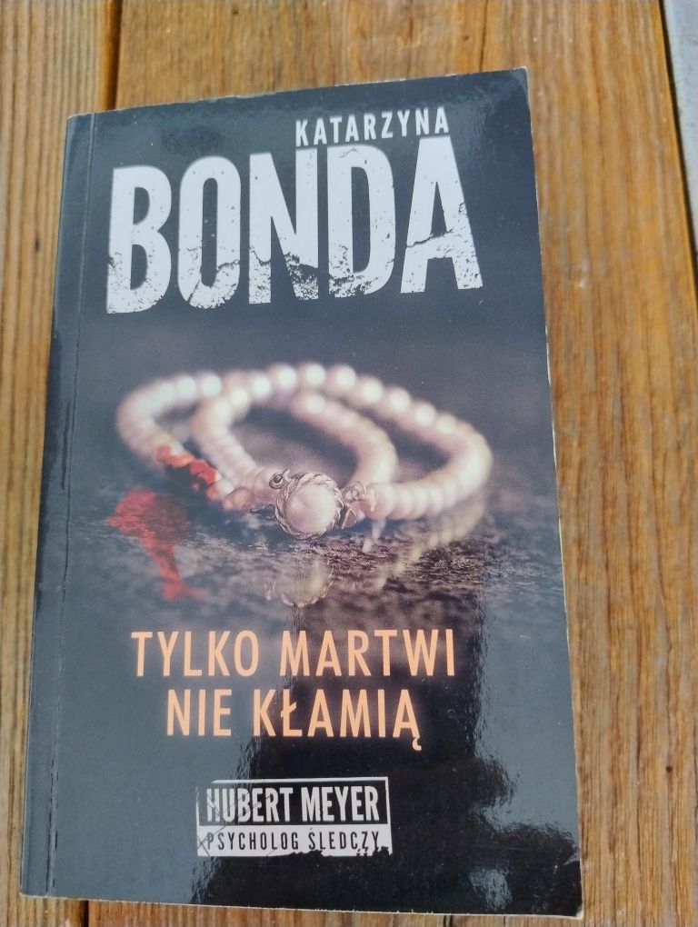 Bonda Tylko martwi nie kłamią