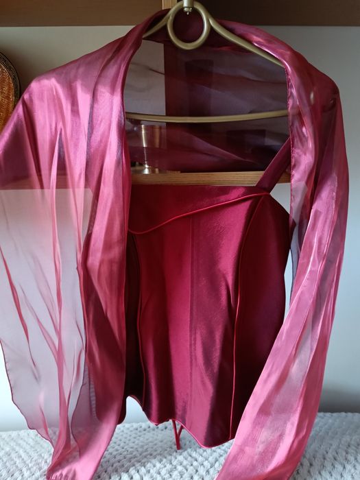 Bordowy sznurowany gorset z tiulowym szalem