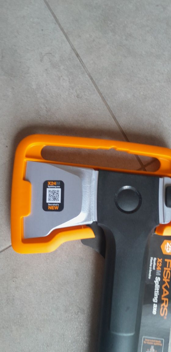 Siekiera fiskars x24