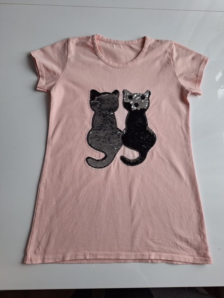 Koszulka z cekinowymi kotkami.