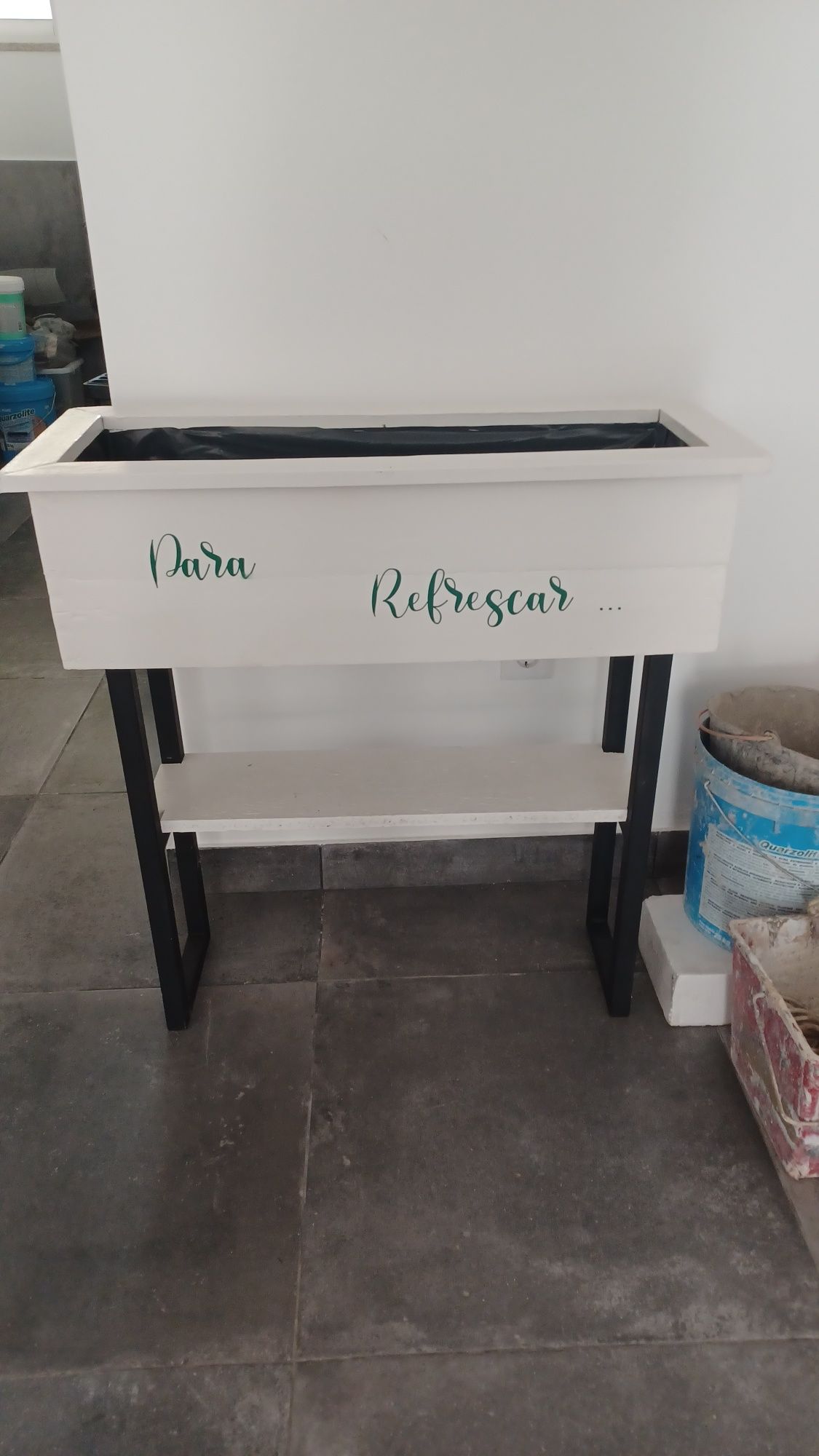 Vendo ou alugo suporte bebidas com pés