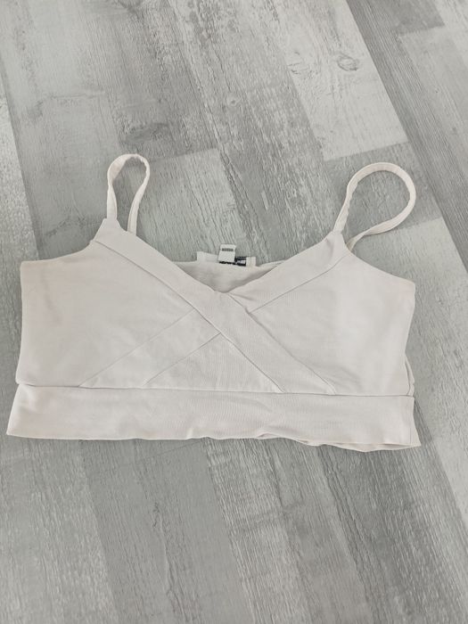 Krótki top na ramiączkach