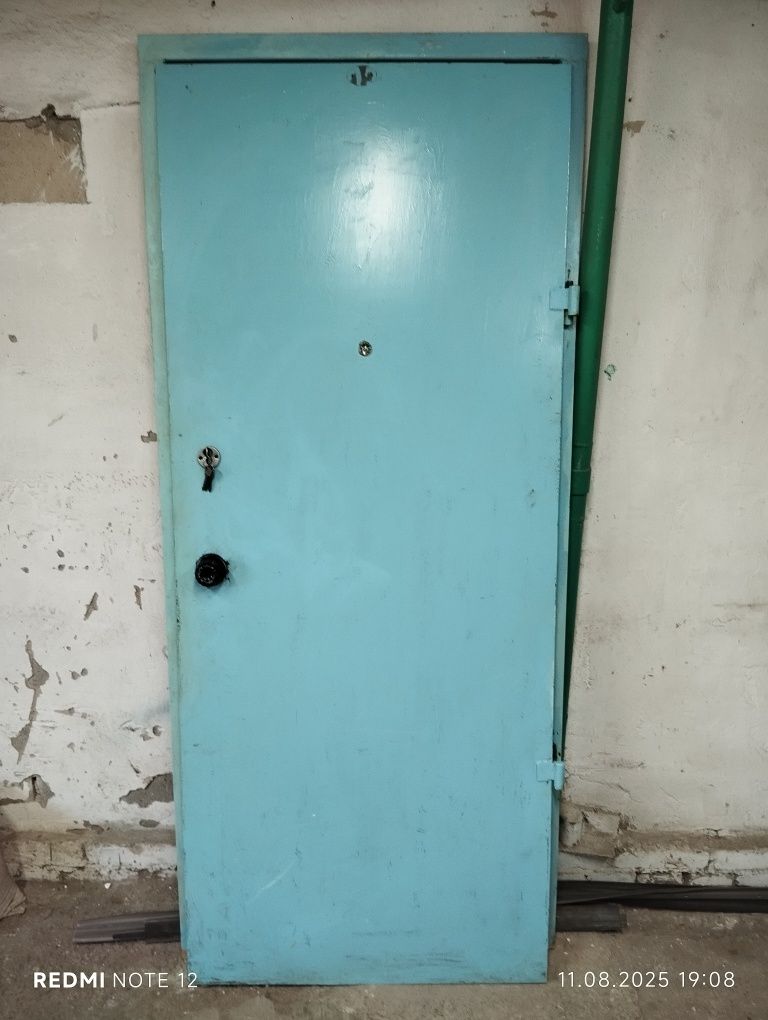Продам железную дверь 195×81