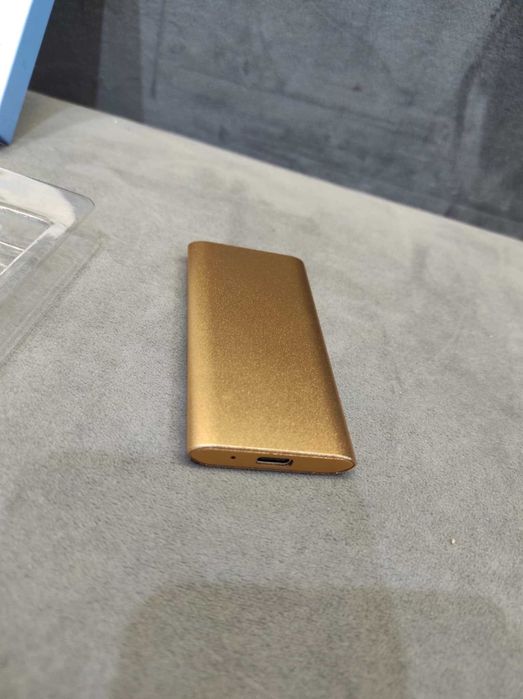 Dysk zewnętrzny HDD 2TB z kablem.