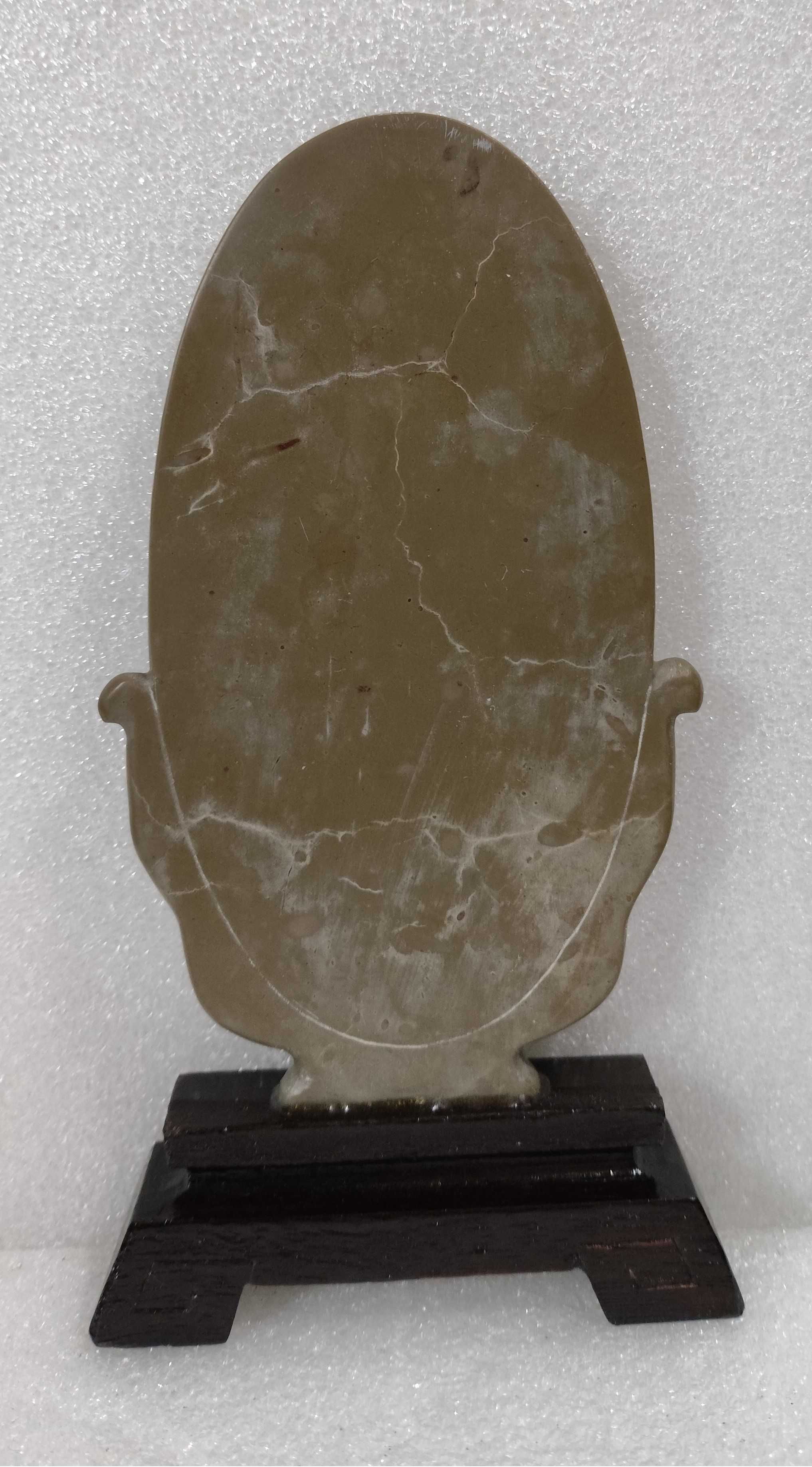 Pedra com sedimentos e fósseis