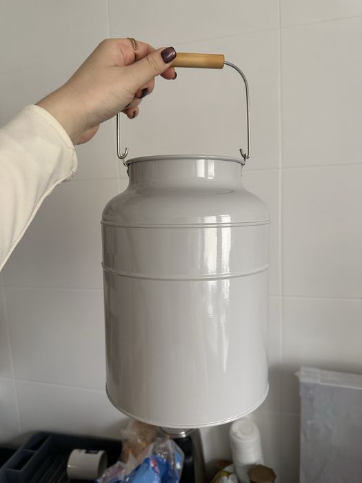 Ozdobna bańka kanka na mleko jasnoszara