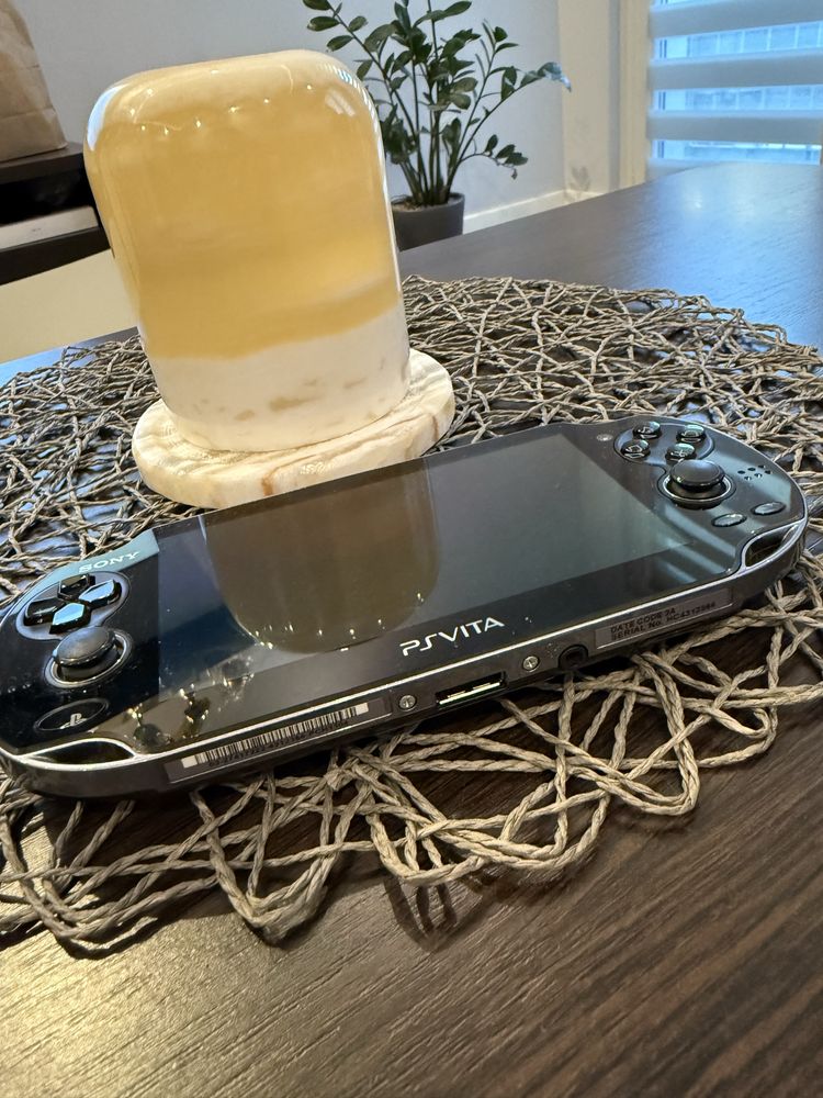 PS Vita OLED + etui, ładowarka i karta pamięci