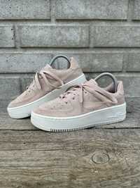 Zamszowe sneakers na platformie Nike Air Force 1 Sage Low, rozmiar 39