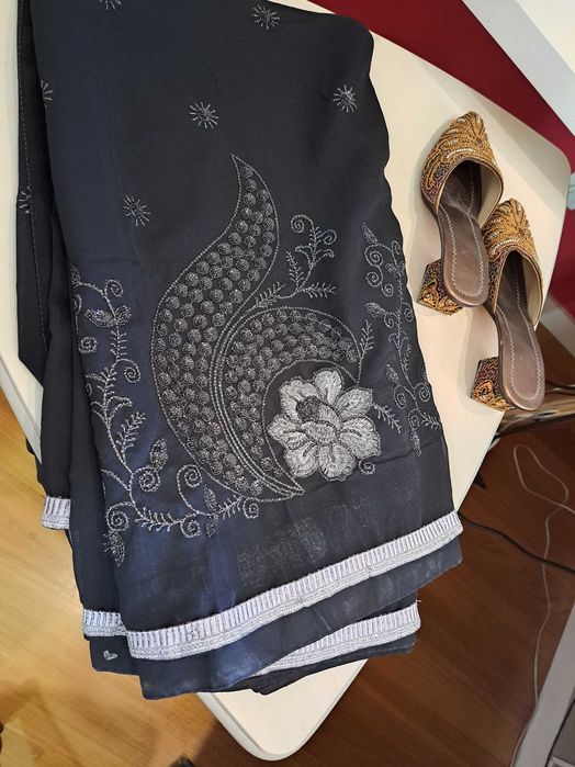 Saree preto, bordado com fio cor de prata.
