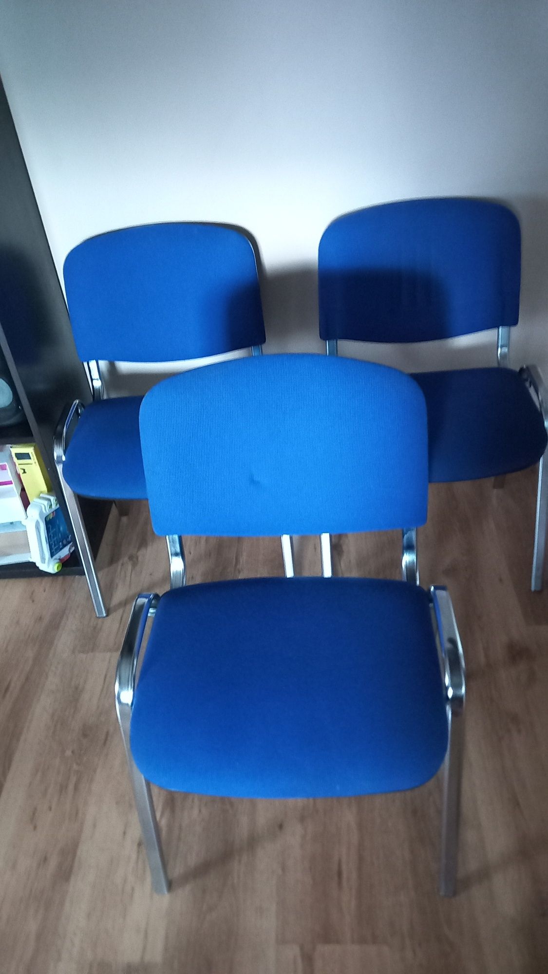 Pilnie 3 wygodne  krzesła