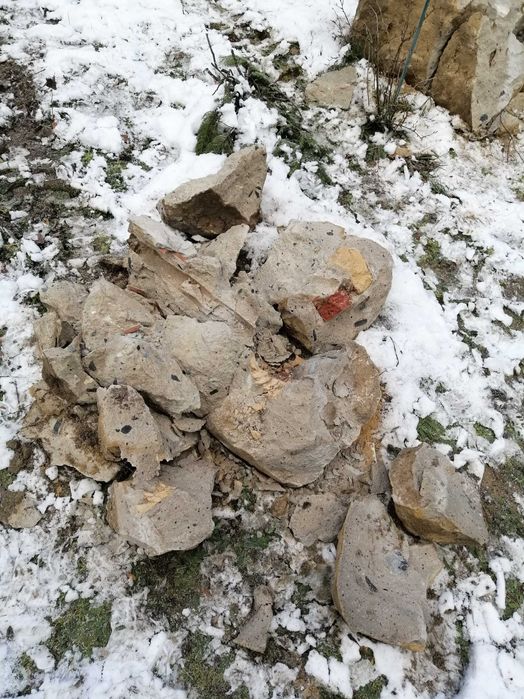 Gruz po rozbiórce ogrodzenia.