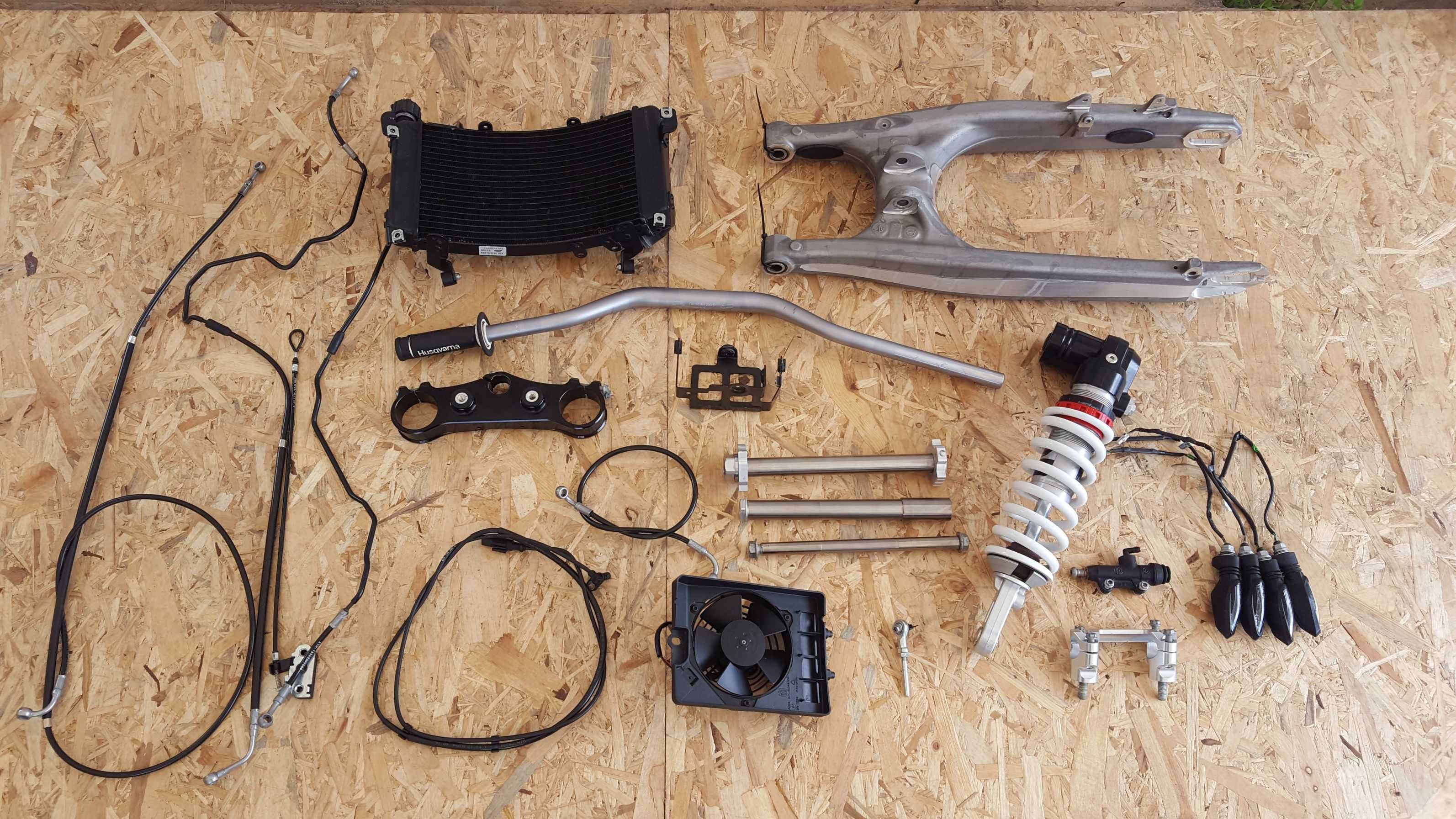 Husqvarna 701 supermoto owiewka set dzwignia os amortyzator zacisk bak