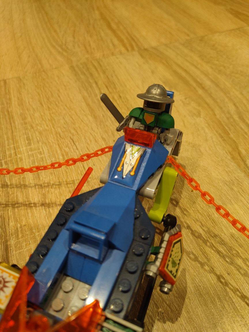 Lego Myśliwiec Aarona Nexo Knights