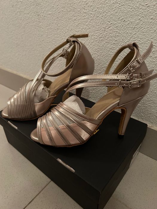 Sapatos de dança muito elegantes