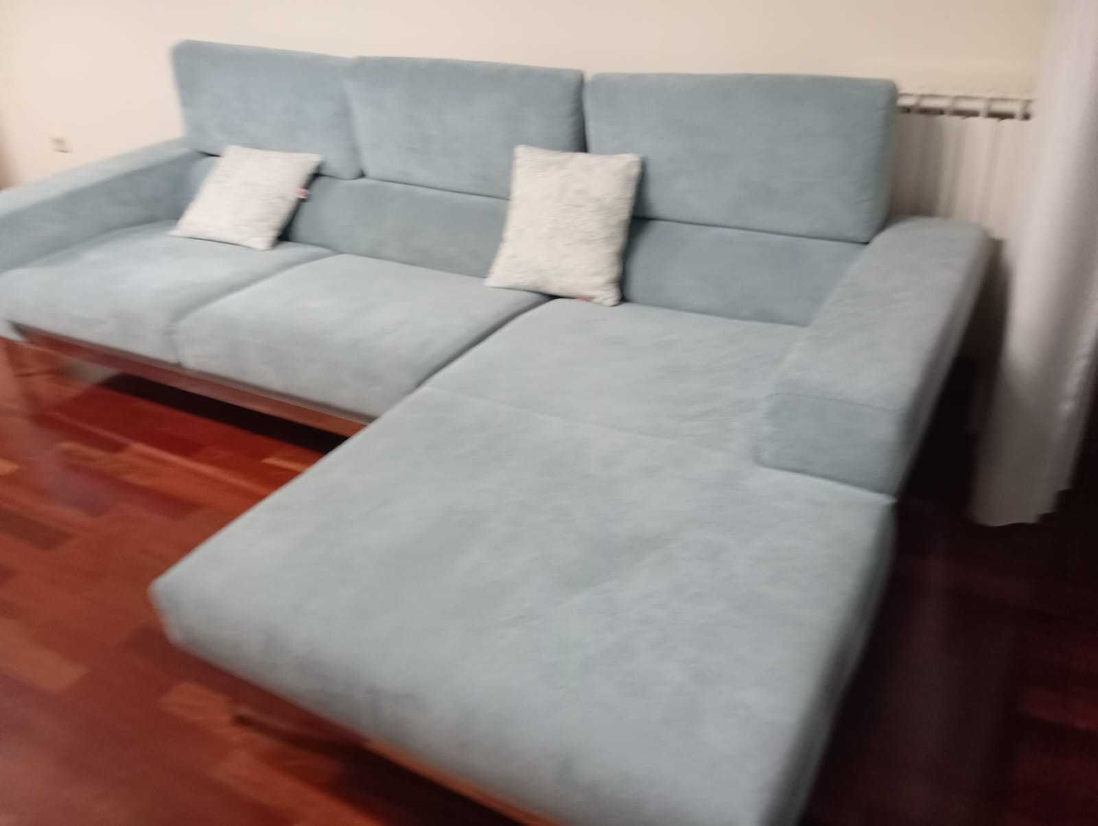 sofa em tecido e pes em inox