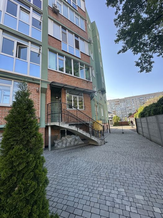 Продаж приміщення в новобудові з окремим входом центр міста 85 метрів