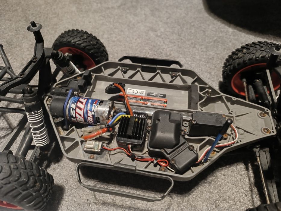 TRAXXAS slash 4WD (ładowarka + 2 Akumulatory gratis)