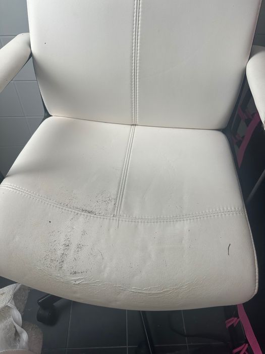 Cadeira de escritório branca usada