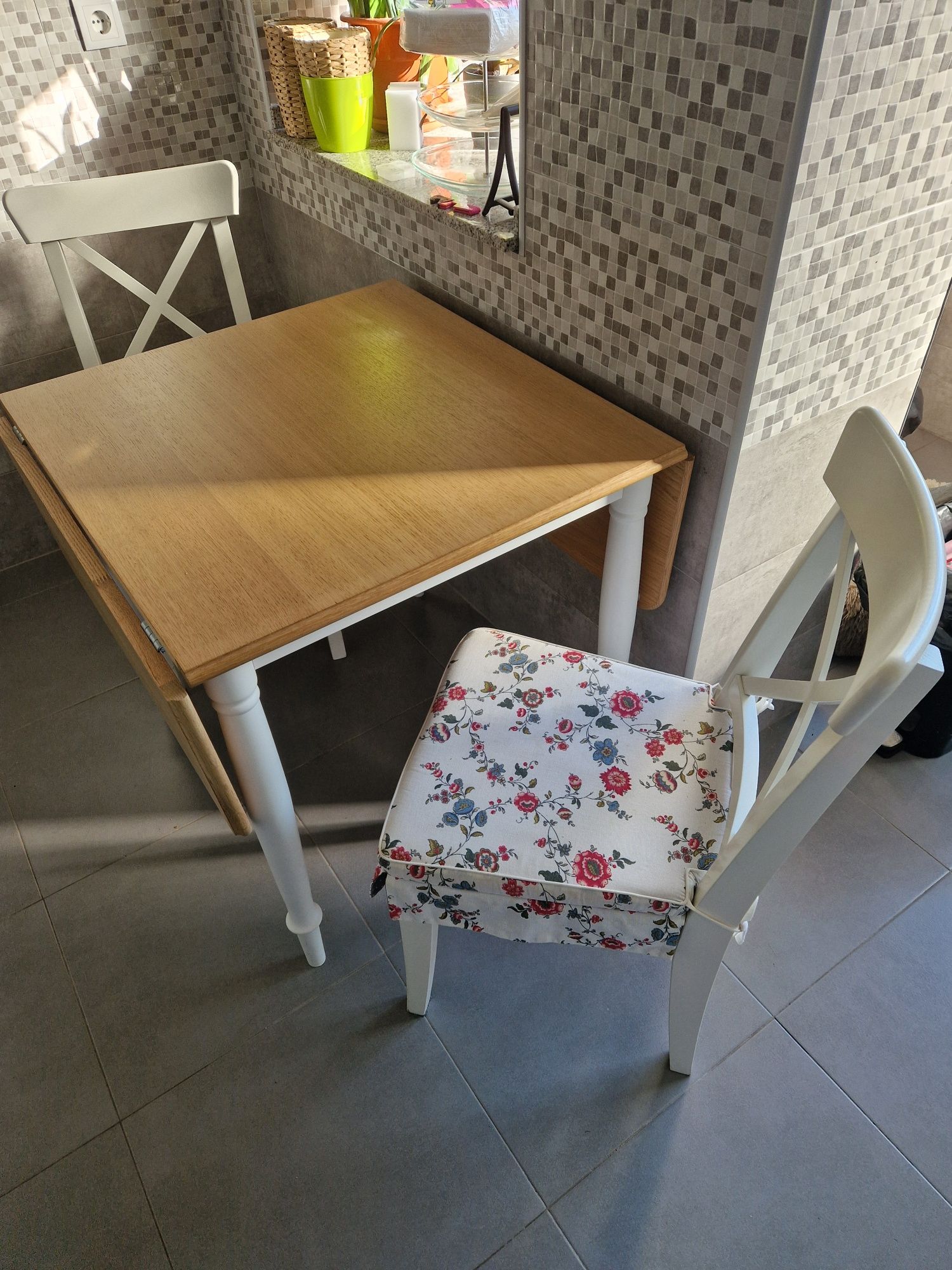 Mesa ikea extensível madeira com duas cadeiras